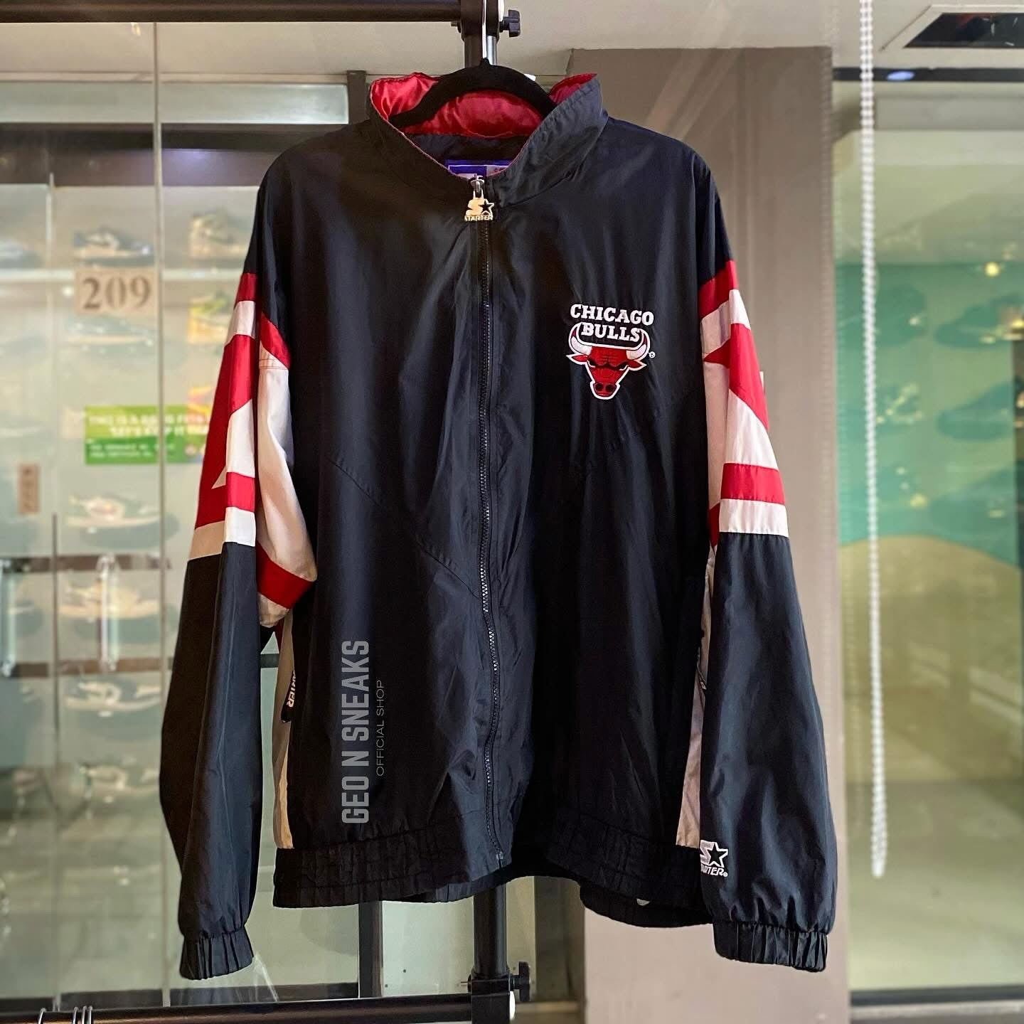 VINTAGE STARTER CHICAGO BULLS NYLON JACKET