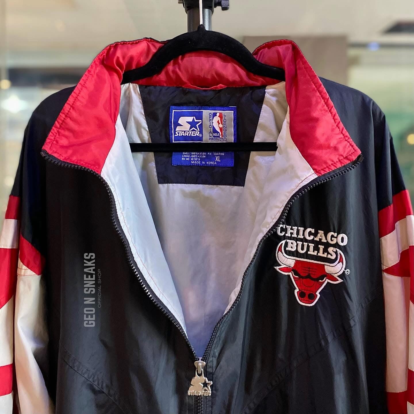 VINTAGE STARTER CHICAGO BULLS NYLON JACKET