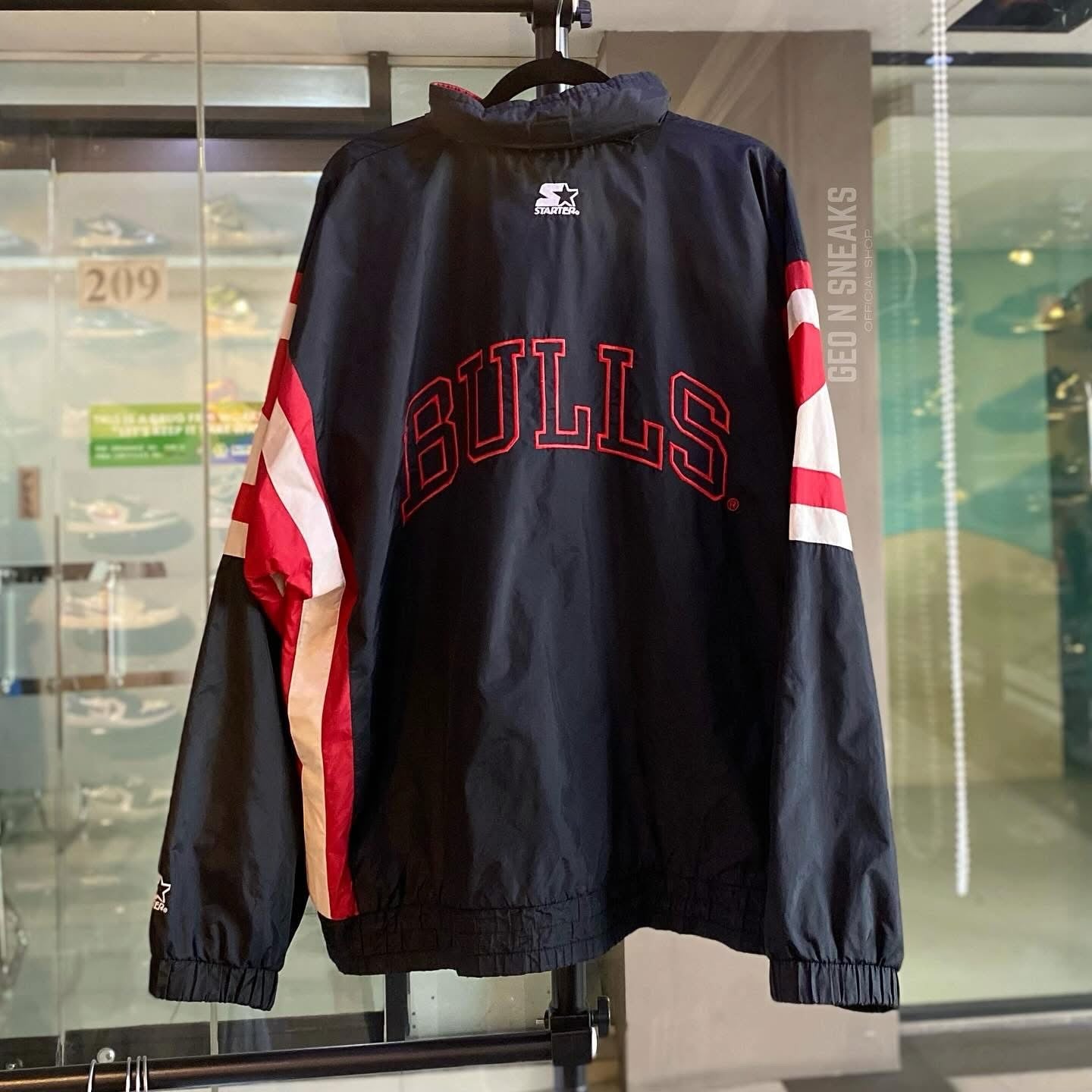 VINTAGE STARTER CHICAGO BULLS NYLON JACKET